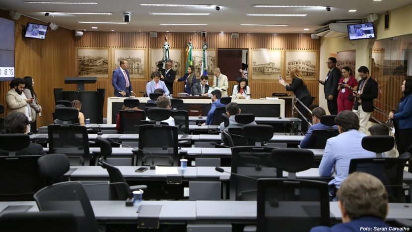 Vereadores reunidos no plenário da Câmara Municipal de Natal
