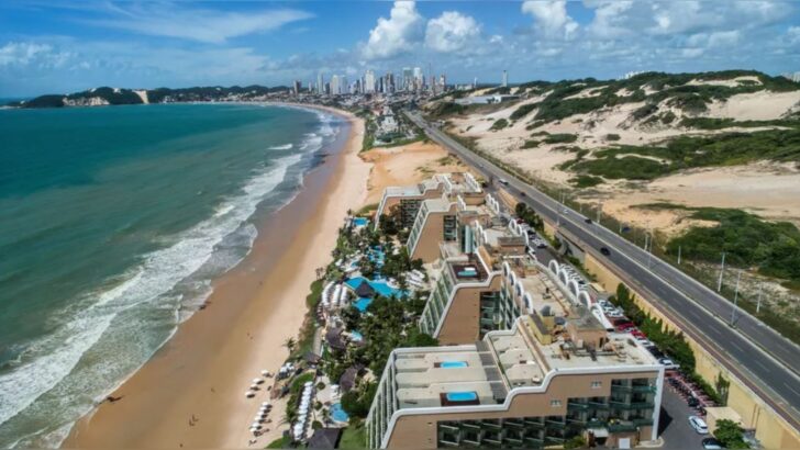 Vista aérea de hotéis na Via Costeira em Natal