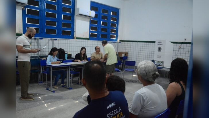 Eleitores em seção eleitoral de Natal durante o segundo turno