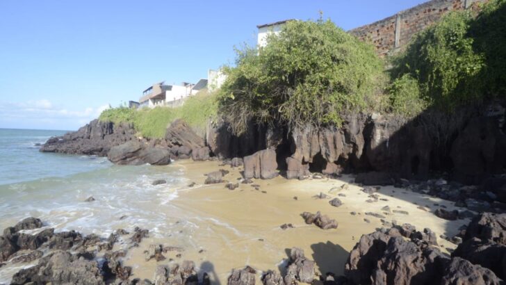 Rochas e cavidades na Ponta do Morcego, em Natal