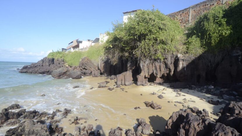 Rochas e cavidades na Ponta do Morcego, em Natal