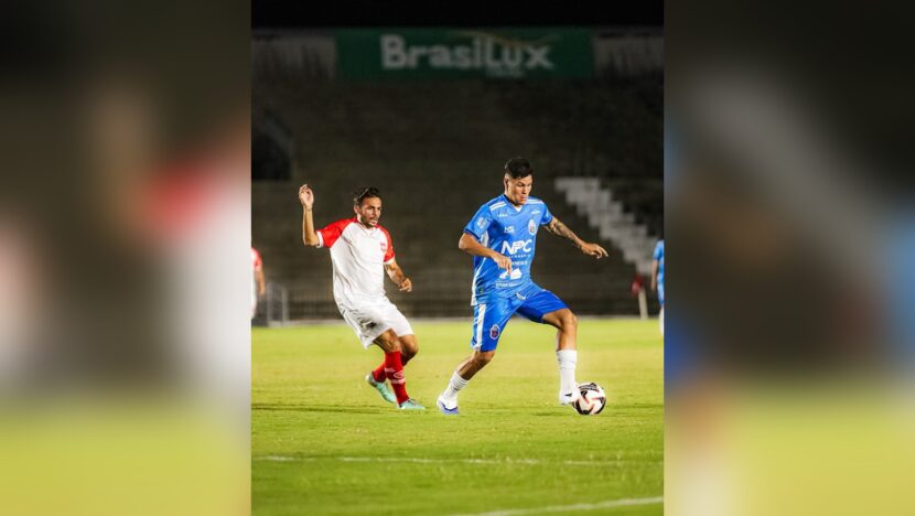 Gabriel China conduz a bola com o uniforme azul do Cruzeiro-PB