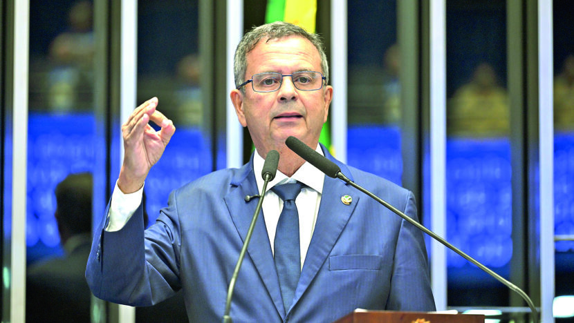 Rogério Marinho fala ao microfone no Senado