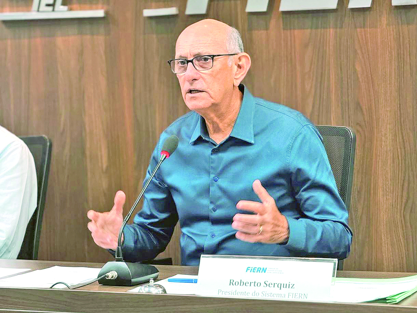 Roberto Serquiz fala durante reunião na FIERN