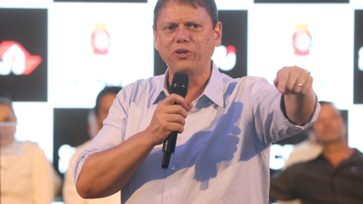Tarcísio de Freitas fala ao microfone