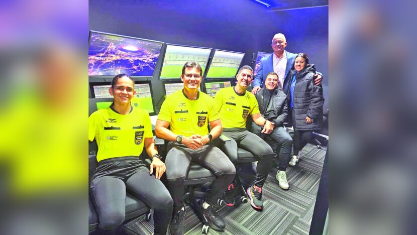 Flávio Barroca e profissionais de arbitragem reunidos em uma sala de vídeo