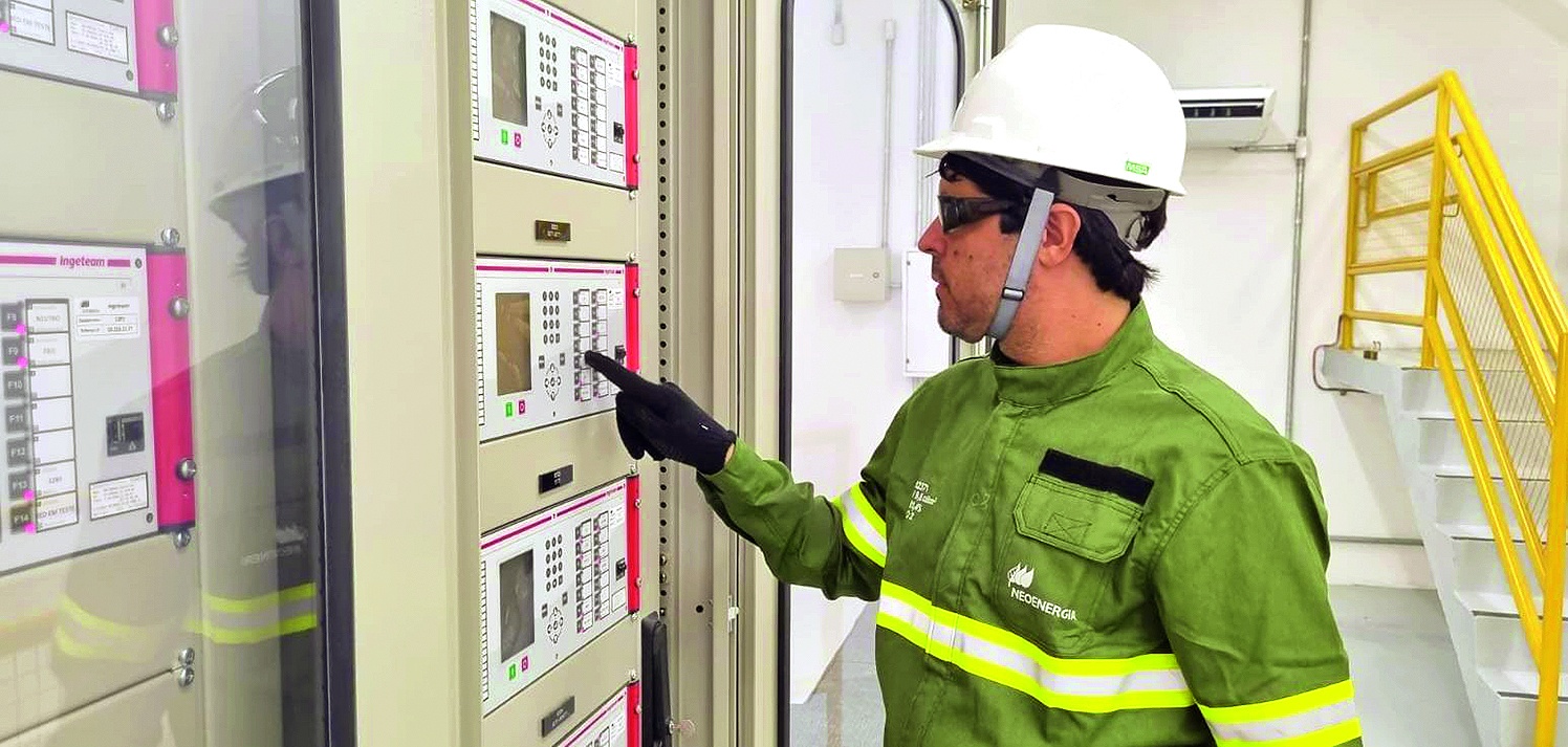 Colaborador analisa dados digitais em equipamento: tecnologia ajuda a reforçar o fornecimento de forma automática