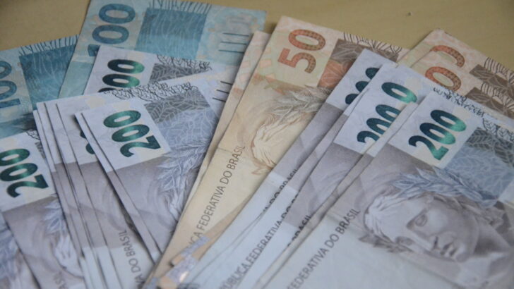 Cédulas de real de diferentes valores