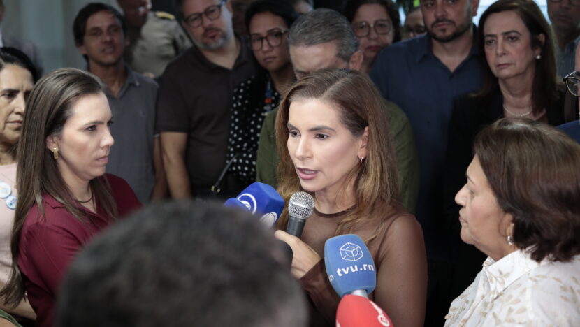 Luciana Daltro fala a jornalistas sobre a transição do governo