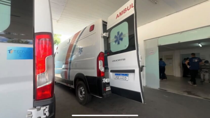 Duas ambulâncias brancas e vermelhas do Samu 192 estacionadas em garagem coberta, com identificação do serviço de atendimento de urgência nas laterais