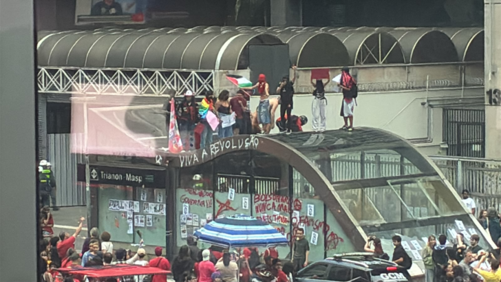 Entrada da estação Trianon-Masp pichada após ato pró-Lula na Avenida Paulista