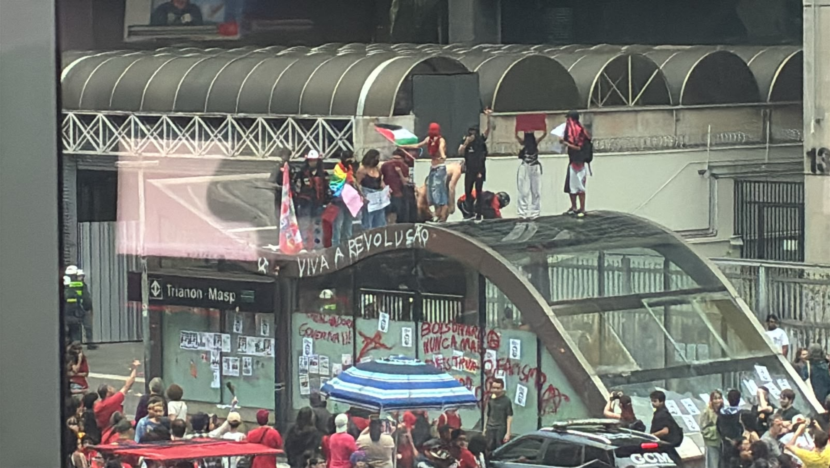 Entrada da estação Trianon-Masp pichada após ato pró-Lula na Avenida Paulista