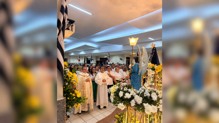 Fiéis e sacerdotes diante da imagem de Nossa Senhora Aparecida na igreja de Neópolis, em Natal