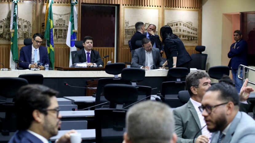 Parlamentares conversam nas bancadas do plenário e integrantes da mesa diretora consultam documentos
