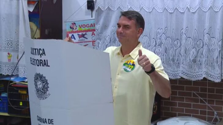 flávio bolsonaro votando