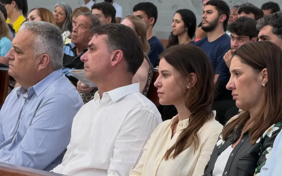 Flávio Bolsonaro acompanha missa de Nossa Senhora Aparecida na Catedral de Brasília
