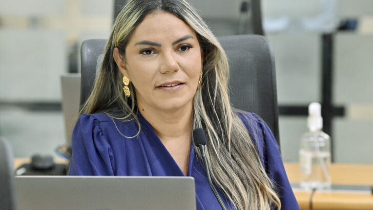 Eudiane Macedo sentada diante de um computador na Assembleia Legislativa