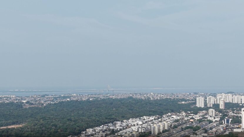 Fumaça encobre o céu de Manaus e reduz a visibilidade