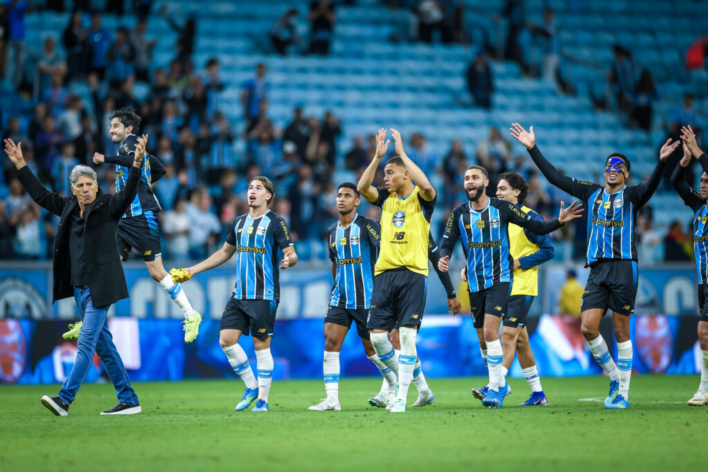 Grêmio vence Athletico-PR por 2 a 0 e deixa a zona de rebaixamento do Brasileirão