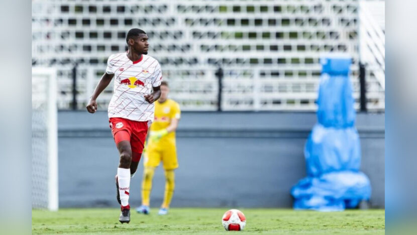 Henrique Halls em campo com o uniforme branco e vermelho do Red Bull Bragantino