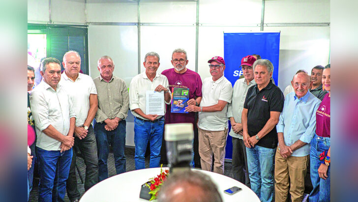 Hermano Morais recebe documento de propostas dos representantes do Sebrae-RN