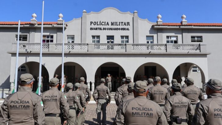Policiais militares reunidos em frente ao Quartel do Comando-Geral da Polícia Militar do Rio Grande do Norte