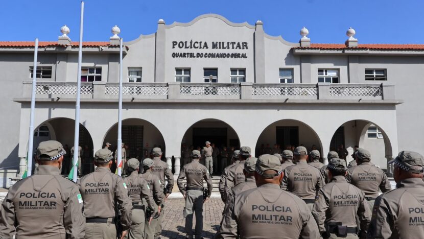 Policiais militares reunidos em frente ao Quartel do Comando-Geral da Polícia Militar do Rio Grande do Norte