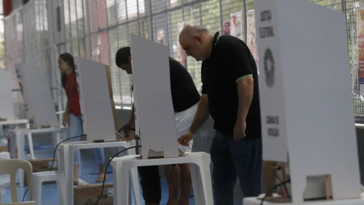 A orientação é que os eleitores confiram, com antecedência, os locais de votação nos canais oficiais. - Foto: Fernando Frazão/Agência Brasil