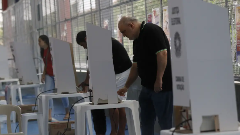 A orientação é que os eleitores confiram, com antecedência, os locais de votação nos canais oficiais. - Foto: Fernando Frazão/Agência Brasil