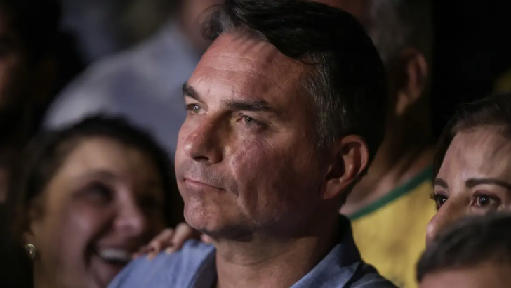 Moraes determina que Flávio Bolsonaro entregue passaporte e proíbe saída do Brasil
