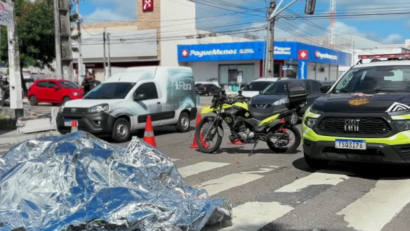 Acidente envolvendo ônibus e motocicleta ocorreu no cruzamento das avenidas Prudente de Morais e Nevaldo Rocha, em Natal - Foto: Reprodução/ TV Ponta Negra
