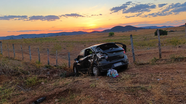 Passageira morre e duas pessoas ficam feridas após capotamento na BR-405