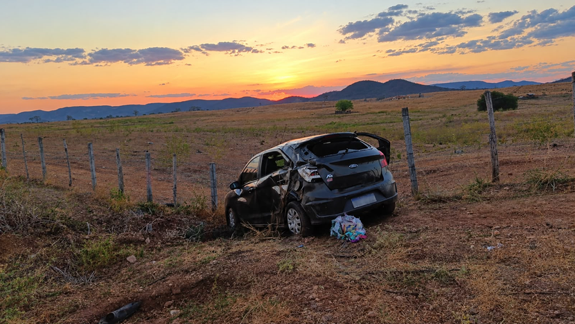 Passageira morre e duas pessoas ficam feridas após capotamento na BR-405