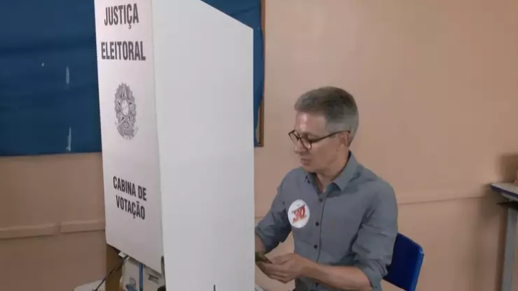Romeu Zema votou por volta das 9h deste domingo 4, em Araxá, e foi flagrado com o celular na mão durante a votação; TRE-MG informou que o caso será apurado. - Foto: Reprodução/GloboNews