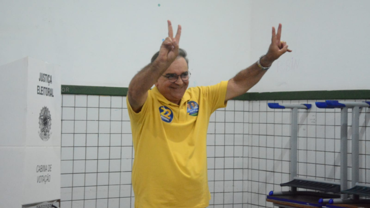 Álvaro Dias vota em Natal e diz que vai “recuperar e endireitar o RN”
