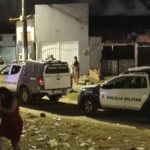 Polícia Militar isolou o local onde um homem foi encontrado morto a tiros na comunidade do Detran, em Cidade da Esperança - Foto: Reprodução/ TV Ponta Negra
