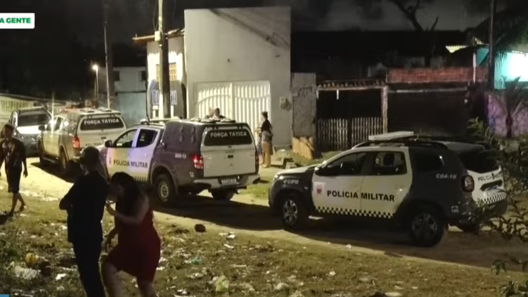 Polícia Militar isolou o local onde um homem foi encontrado morto a tiros na comunidade do Detran, em Cidade da Esperança - Foto: Reprodução/ TV Ponta Negra
