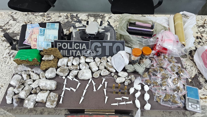 Policiais militares da 11ª CIPM apreenderam drogas, seis munições de calibre .38, um drone e materiais utilizados para embalar entorpecentes durante operação neste sábado 10, em Parelhas, no Seridó potiguar. - Foto: PMRN