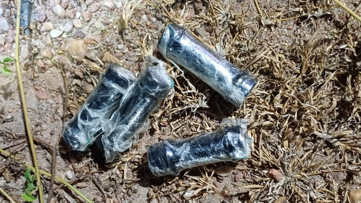 PRF apreendeu explosivos artesanais, detonadores, pistola, munições e um colete à prova de balas durante abordagem a um Kia Cerato com registro de roubo, neste sábado 10, na BR-304, em Mossoró. - Foto: Reprodução