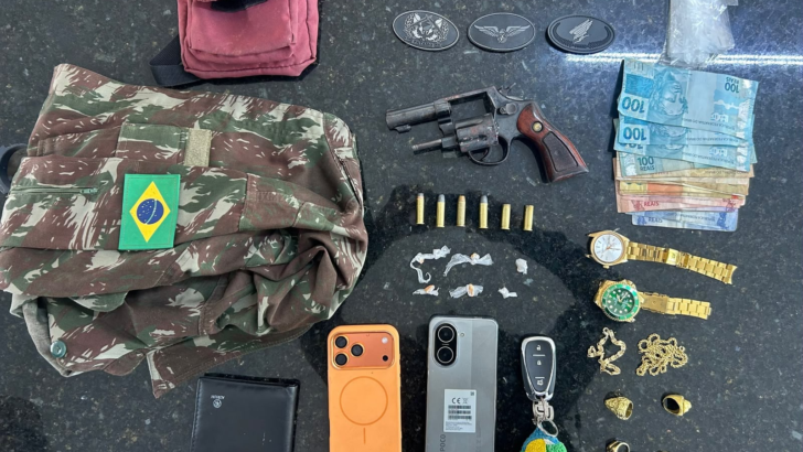 . Arma, munições, drogas, dinheiro e um veículo foram apreendidos durante a ocorrência. Foto: PMRN