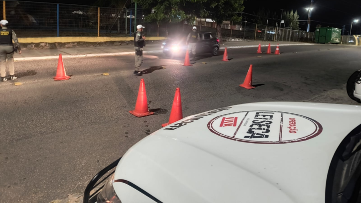 Equipes da Seção de Operações Lei Seca realizaram blitz na Avenida Maria Lacerda Montenegro, em Nova Parnamirim, na sexta-feira 9. - Foto: PMRN
