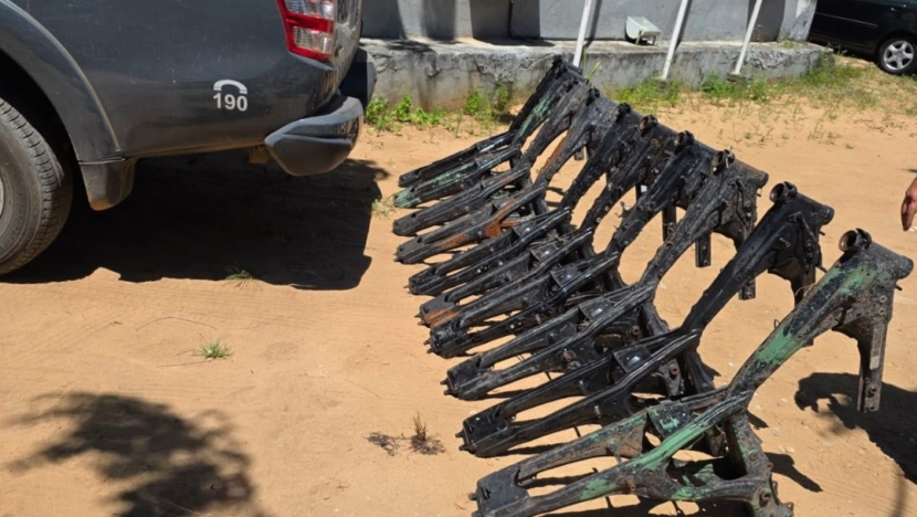 Policiais militares do 3º BPM localizaram dez chassis de motocicletas em um cemitério clandestino no bairro Planalto, em Natal, neste domingo 11. - Foto: PMRN