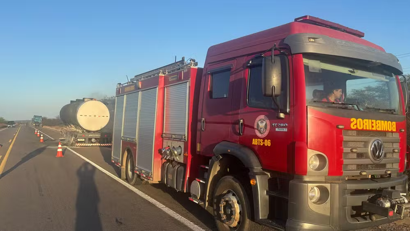 Caminhão-tanque pega fogo e interdita BR-304 em Angicos, no RN