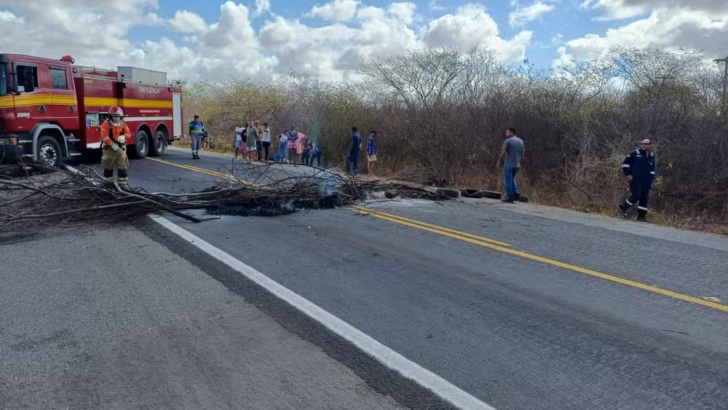 Moradores interditam BR-110 no RN e cobram volta de redutores após retirada de radar