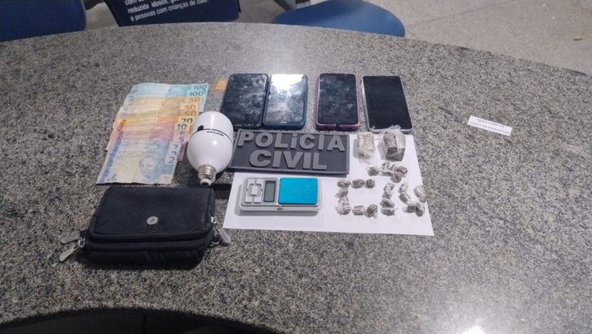 Porções de maconha, balança de precisão e dinheiro fracionado foram apreendidos durante a operação em Caicó - Foto: Divulgação/ PCRN