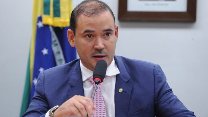 Vicentinho Júnior durante reunião na Câmara dos Deputados
