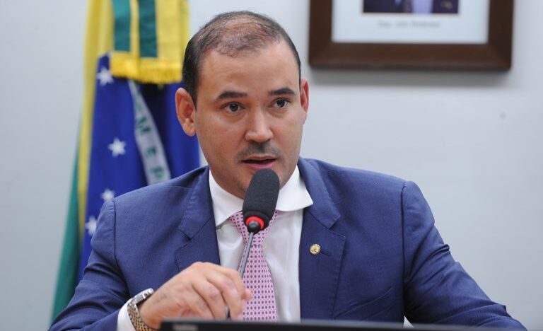 Vicentinho Júnior durante reunião na Câmara dos Deputados