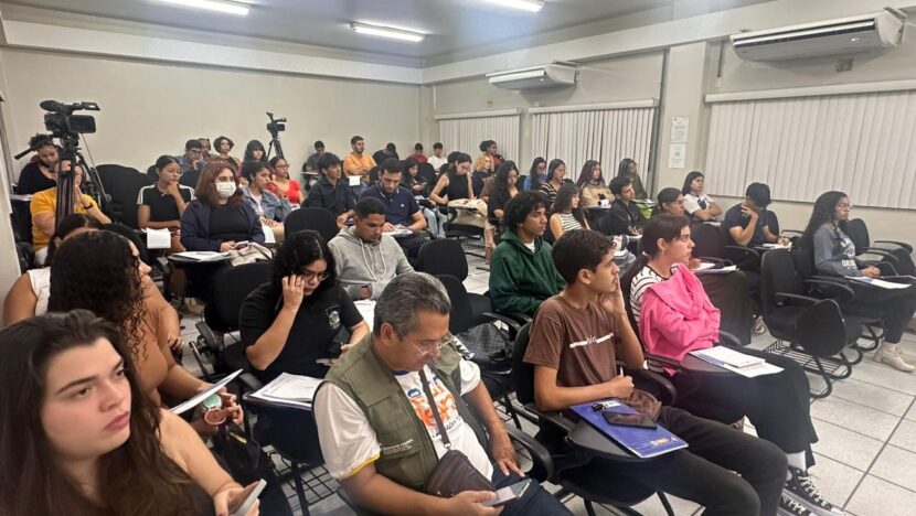 Estudantes e professores do Projeto Integra Enem reunidos em sala de aula na Escola da Assembleia