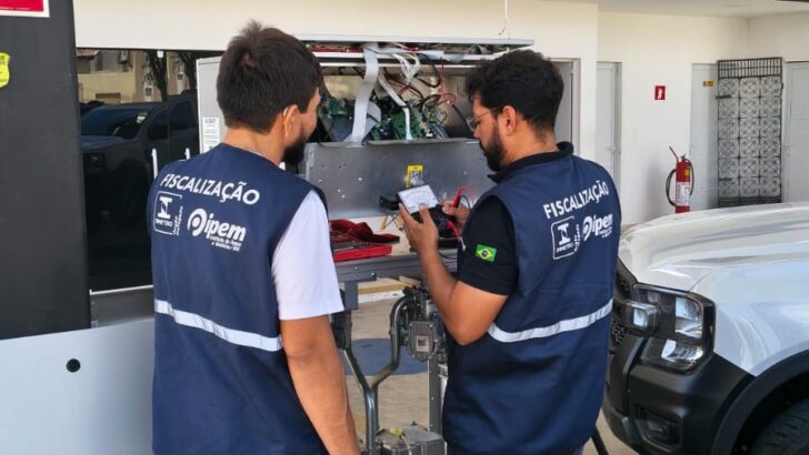 Fiscal do Ipem/RN verifica bomba de combustível em posto de Caraúbas