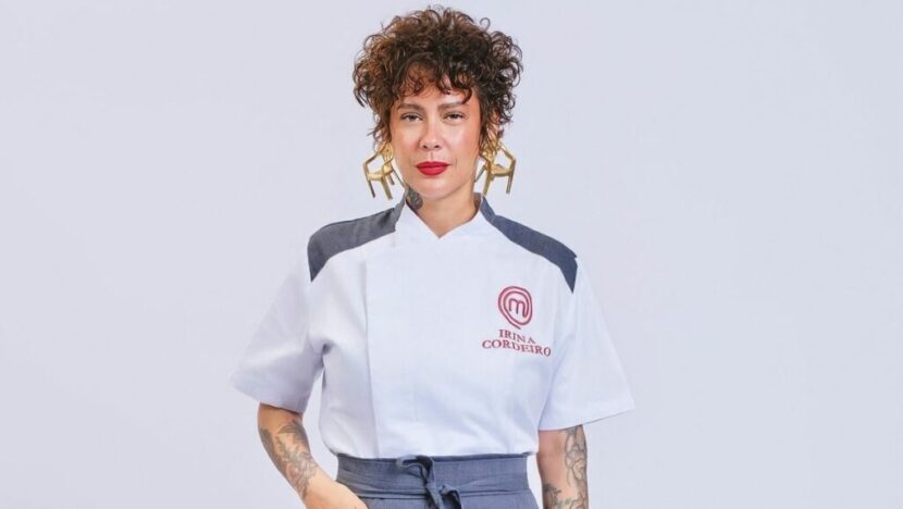 Mulher com uniforme branco de chef com o nome Irina Cordeiro e logotipo do MasterChef